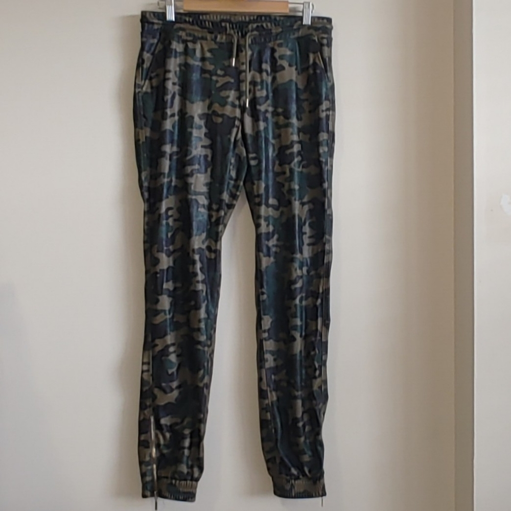 Soho Babe Camo Joggers Size Large